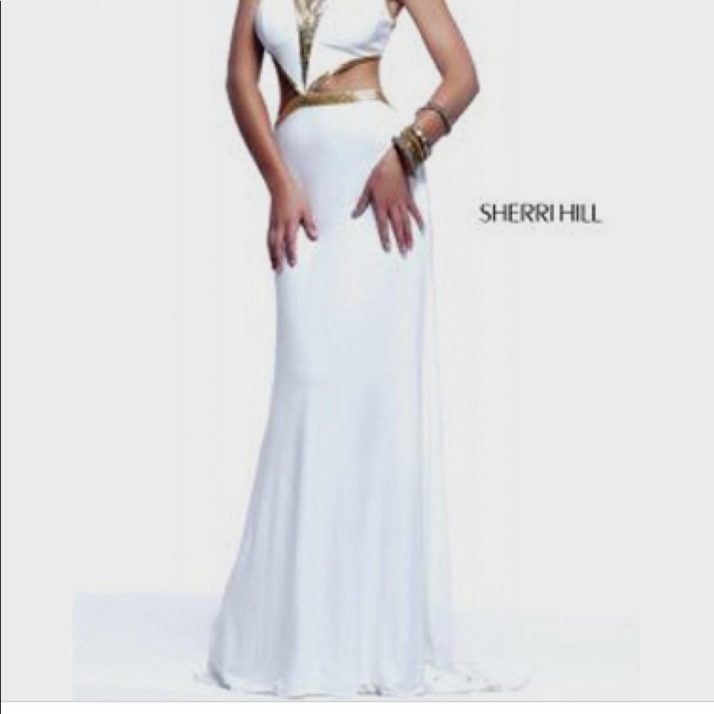 Beautiful white gown perfect for prom!